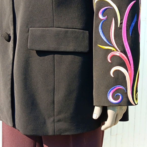 PSALMS: CIV LADIES COLORFULLY EMBROIDERED LUX BLAZER - Picture 4 of 16